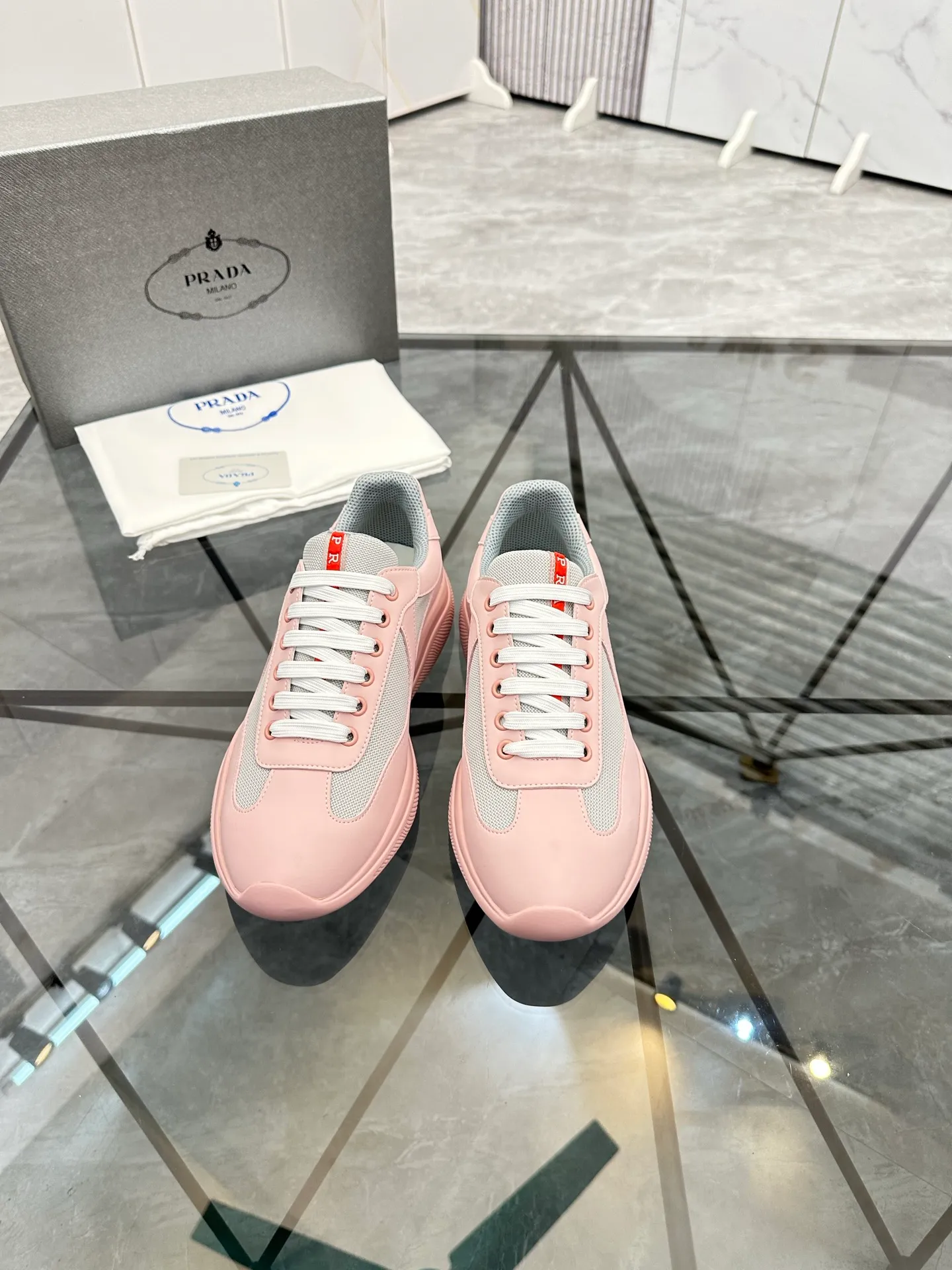 Men's shoes: 💰P360¥ Product trademark: Prada *"Prada*" low-top casual shoes Regular size: 35-47 (can be customized to 48) couple style Product materials: imported silk leather upper, breathable lining, original outsole. Number: 943